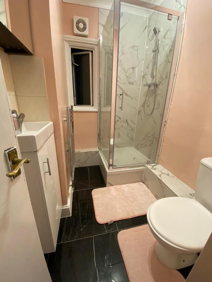 1 Bedroom Luxury Apartments By London City Zewnętrze zdjęcie